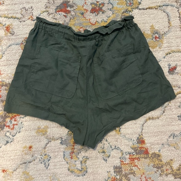 green Universal Thread linen-blend shorts || M - Picture 2 of 3